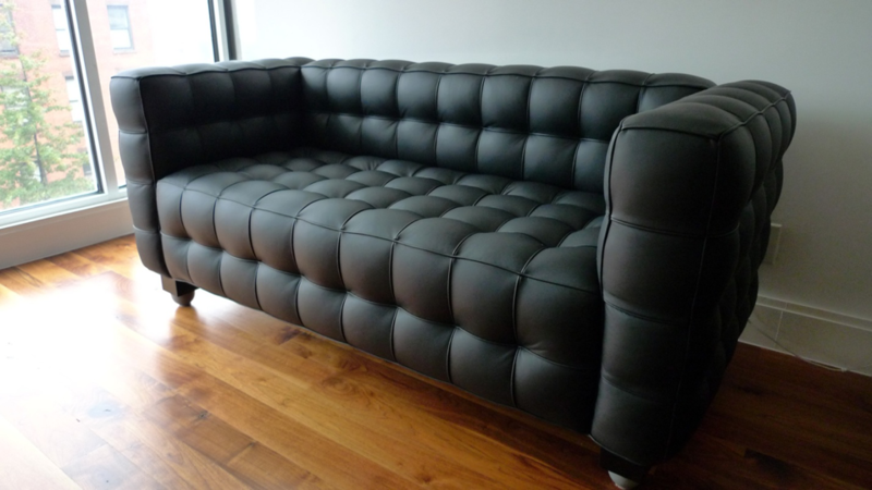 https://upload.wikimedia.org/wikipedia/commons/d/d9/Kubus_sofa.jpg